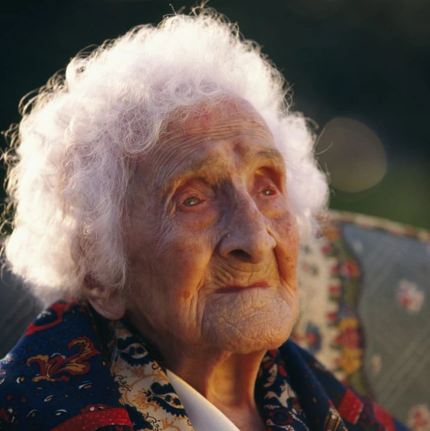 Cụ bà Jeanne Calment, một phụ nữ Pháp, đã đạt kỳ tích là sống đến 122 tuổi, được ghi nhận là người già nhất thế giới.